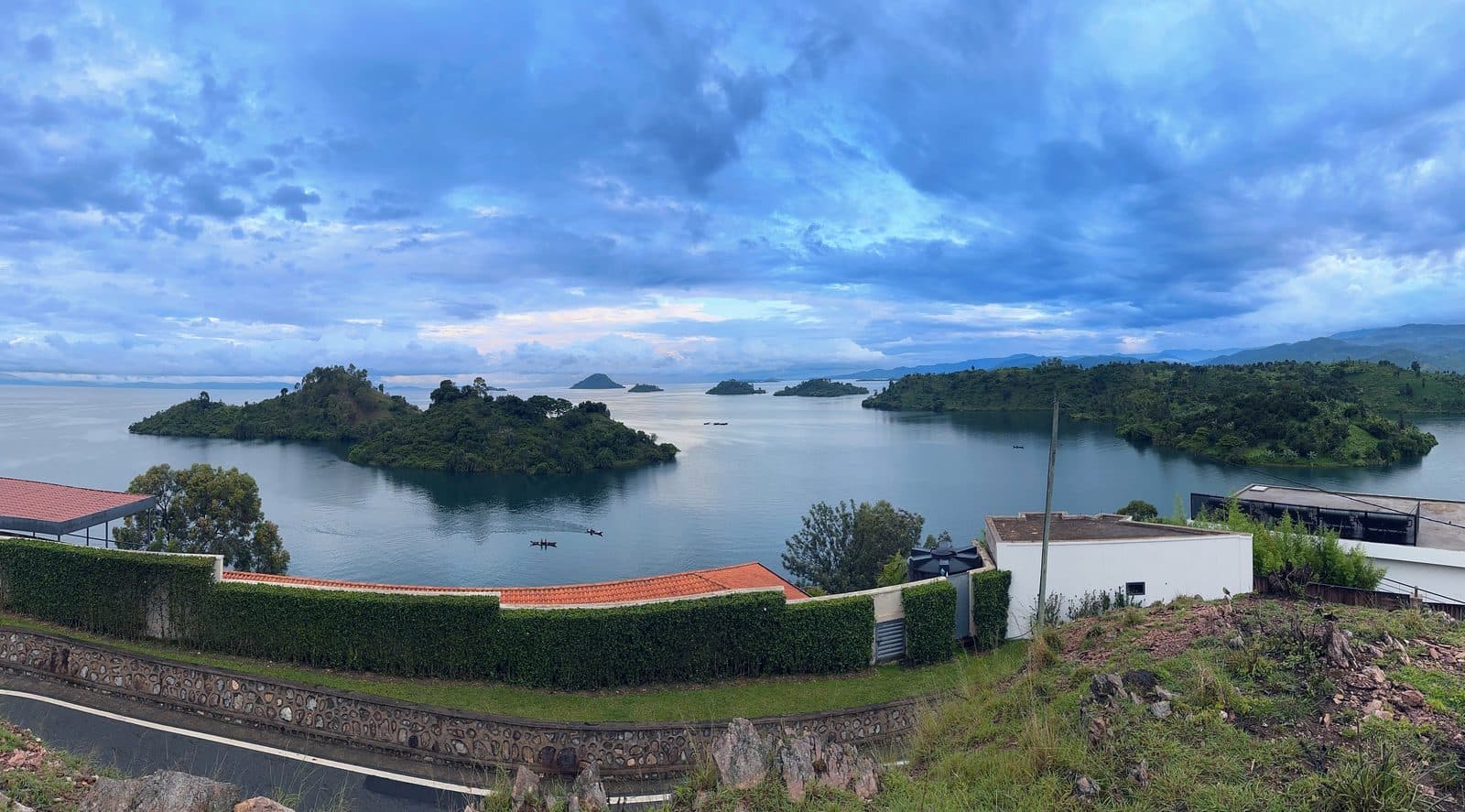 Vue panoramique du lac Kivu, avec les collines qui s'élèvent derrière la rive opposée