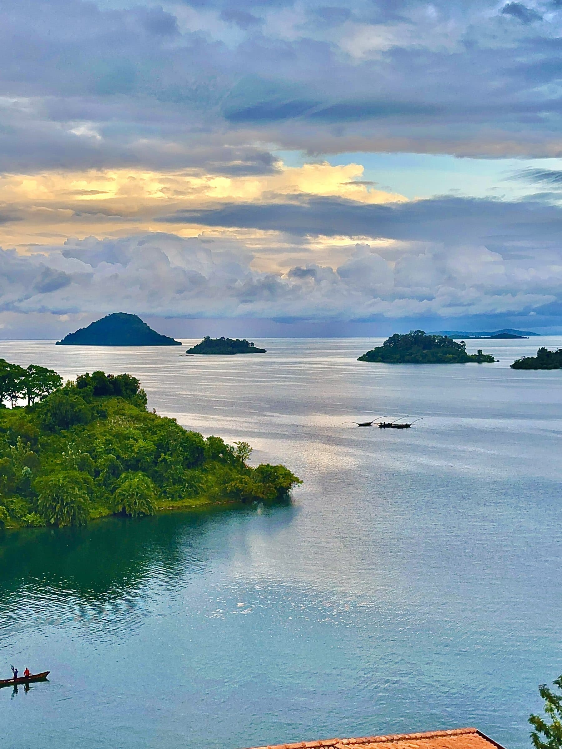 Lumière du soir sur les îles boisées et le rivage du lac Kivu