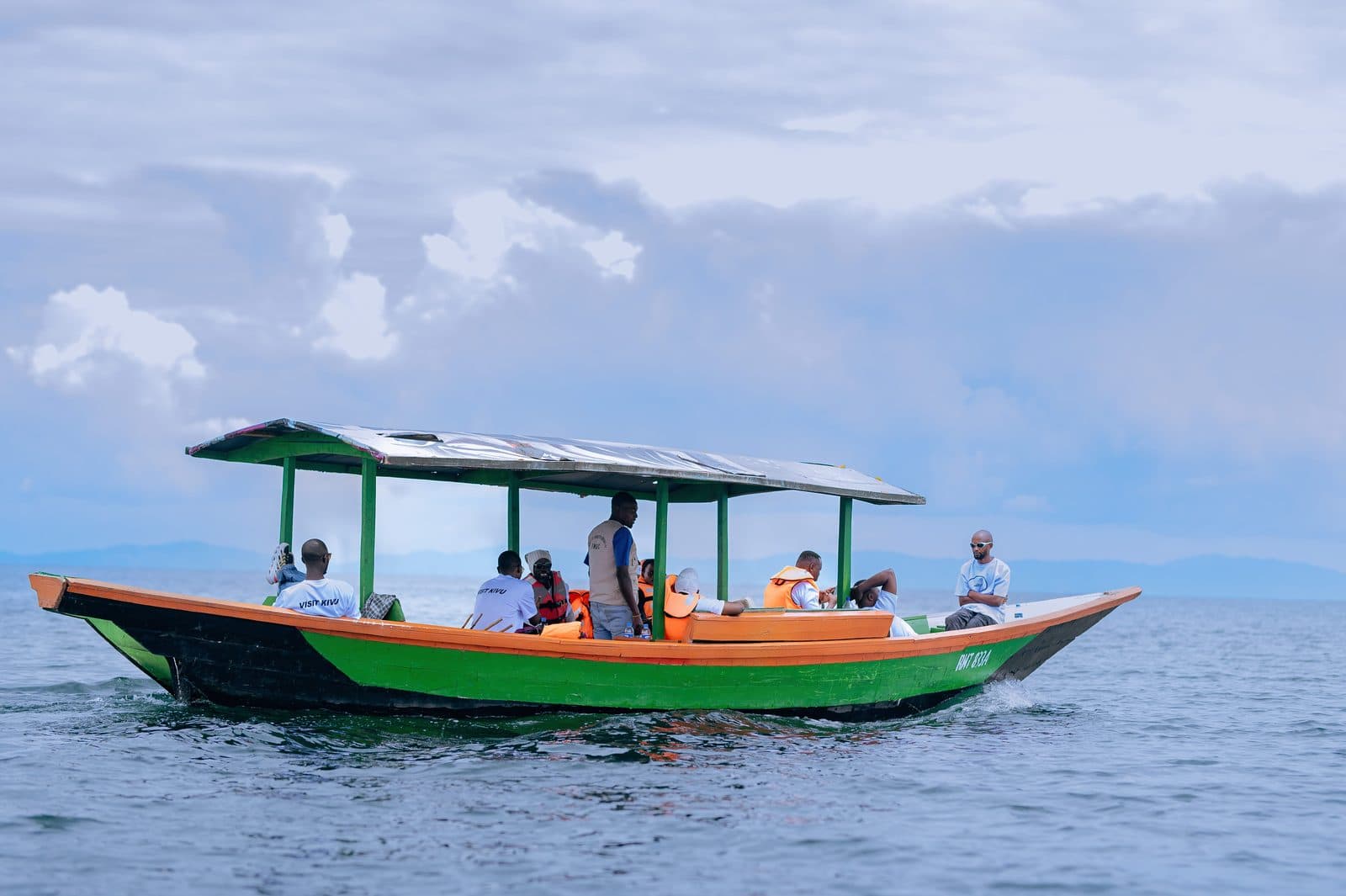 Un bateau de passagers couvert traversant le lac Kivu