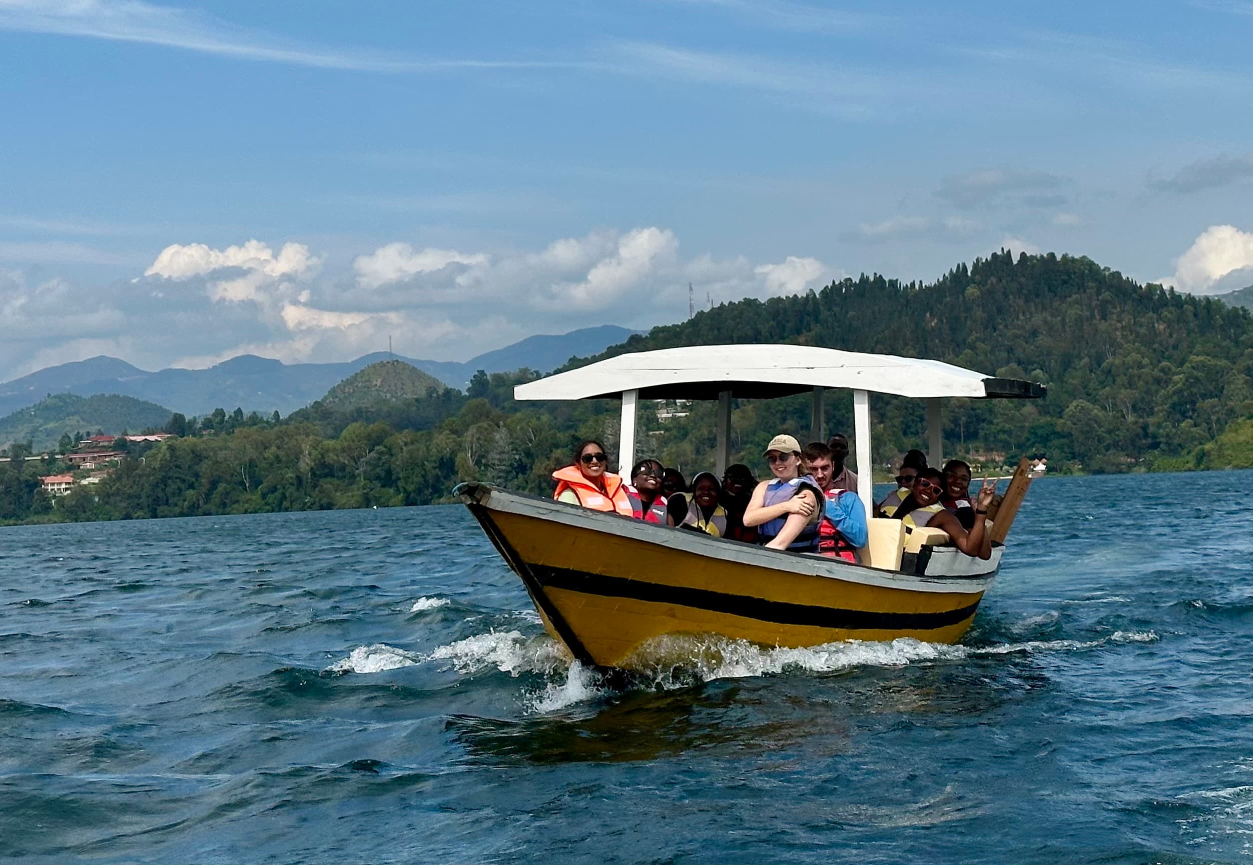 Les visiteurs se rendent aux îles paradisiaques du lac Kivu à bord de nos bateaux en bois de fabrication locale.